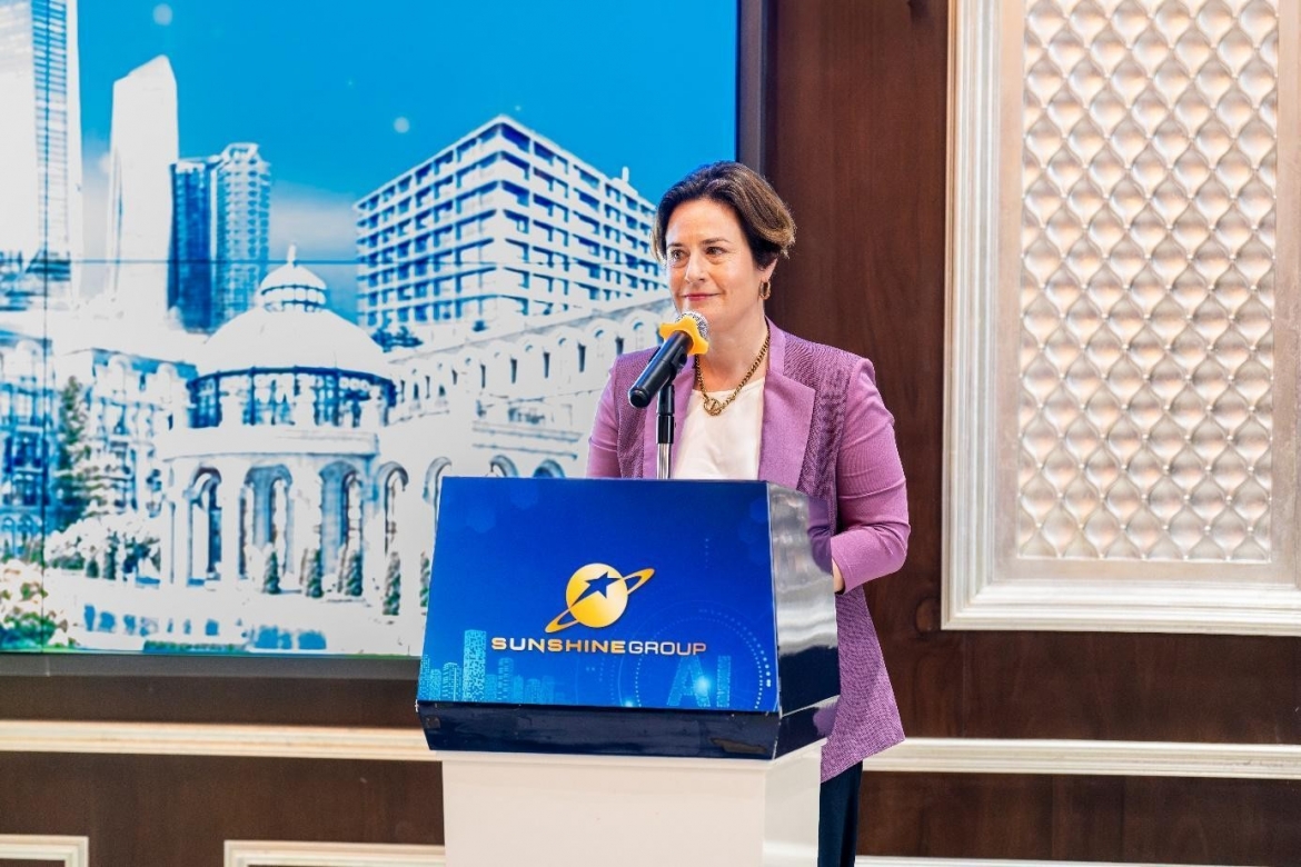 Bà Samantha Price – Đại diện Cranleigh School chia sẻ niềm vui bắt đầu chương mới này thông qua sự hợp tác với Sunshine Group tại Việt Nam