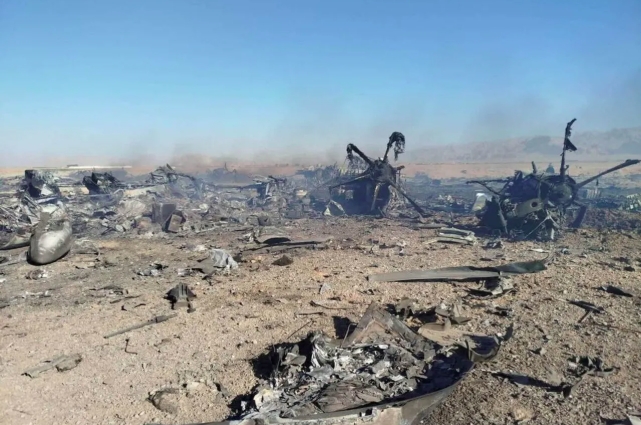 Ảnh chụp máy bay Mỹ bị phá hủy trong chiến dịch tìm kiếm phi công bị mắc kẹt ở Iran. Ảnh: Reuters