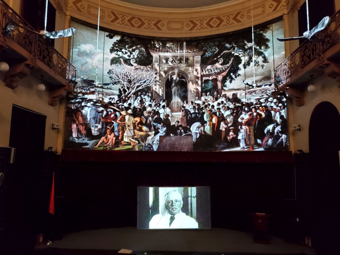 Video mapping "Thăng đường nhập thất" với sự phối hợp của họa sĩ Phạm Trung Hưng.