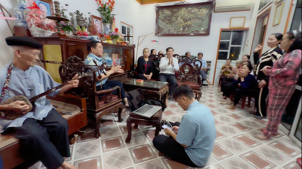 Ê-kíp sản xuất chương trình "Thầy già, con hát cũng già" trong một lần đi tác nghiệp