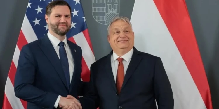 Phó Tổng thống Mỹ JD Vance và Thủ tướng Hungary Viktor Orbán (Ảnh: Reuters)
