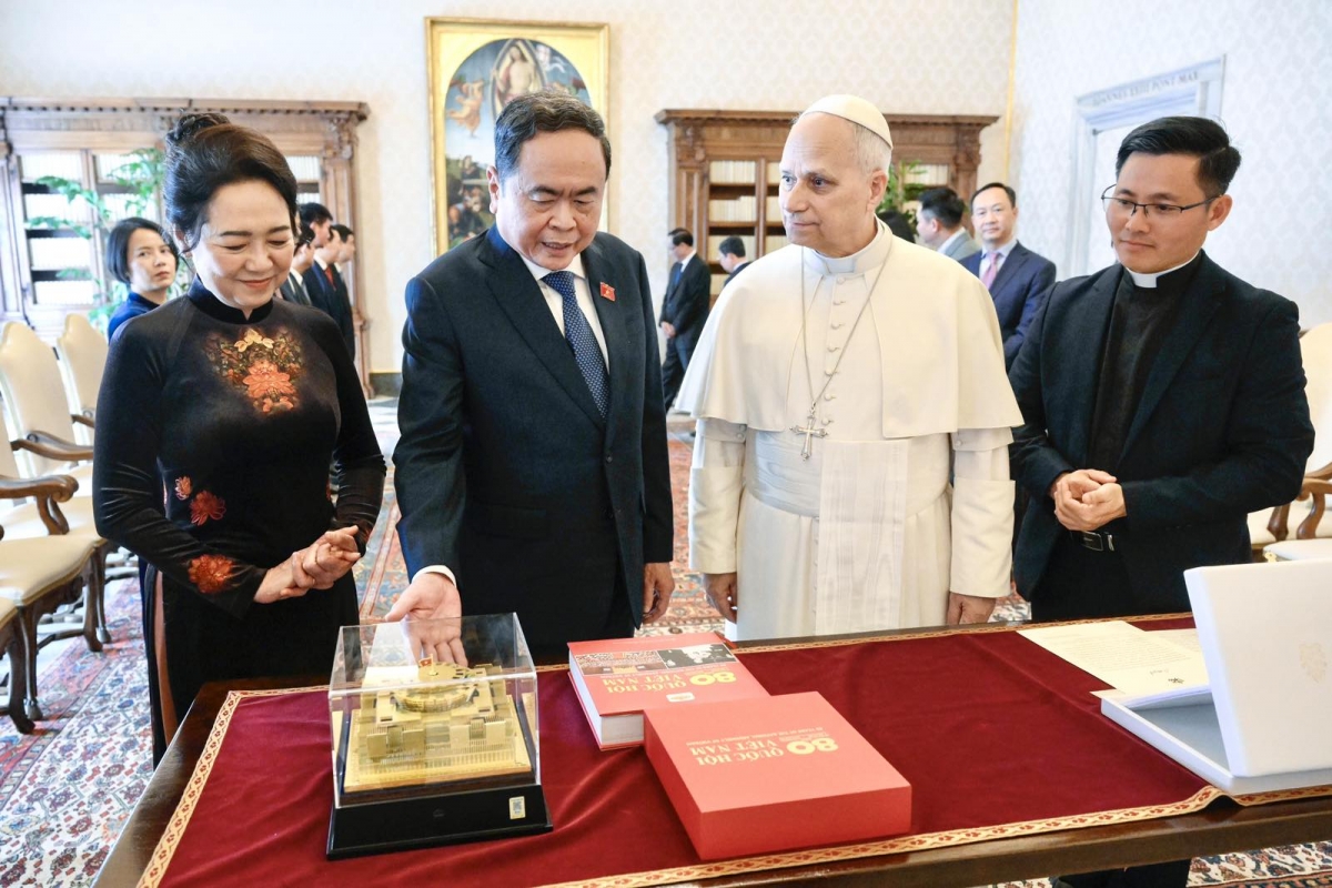 Chủ tịch Quốc hội Trần Thanh Mẫn tặng cuốn sách 80 năm Quốc hội Việt Nam cho Giáo hoàng Leo XIV