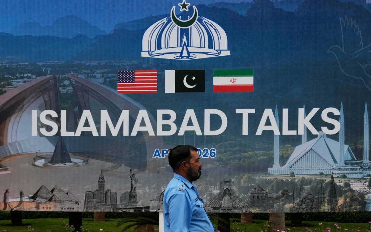 Áp phích về đàm phán Mỹ - Iran tại Pakistan, ngày 11/4. Ảnh: AP.