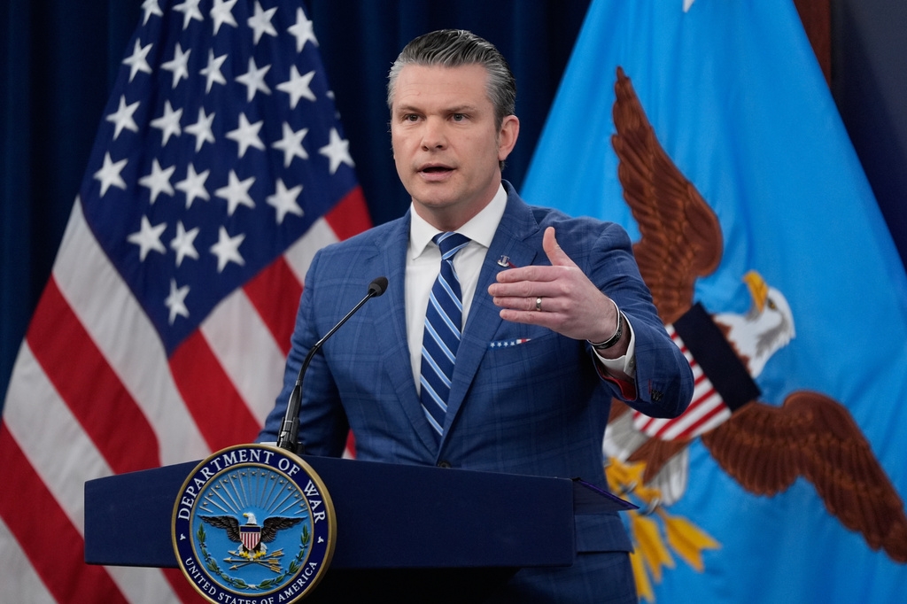 Bộ trưởng Chiến tranh Mỹ Pete Hegseth phát biểu trong cuộc họp báo tại Lầu Năm Góc (Washington, Mỹ) hôm 8/4/2026. Ảnh: AP