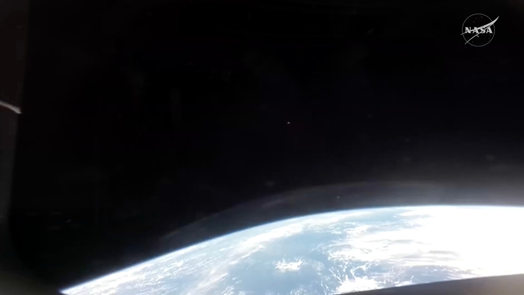 Thành công của Artemis II đánh dấu một cột mốc mang tính biểu tượng: Lần đầu tiên sau hơn 50 năm, con người quay trở lại không gian sâu quanh Mặt Trăng, mở đường cho sứ mệnh Artemis III – dự kiến đưa phi hành gia đặt chân trở lại bề mặt Mặt Trăng vào cuối thập niên này.