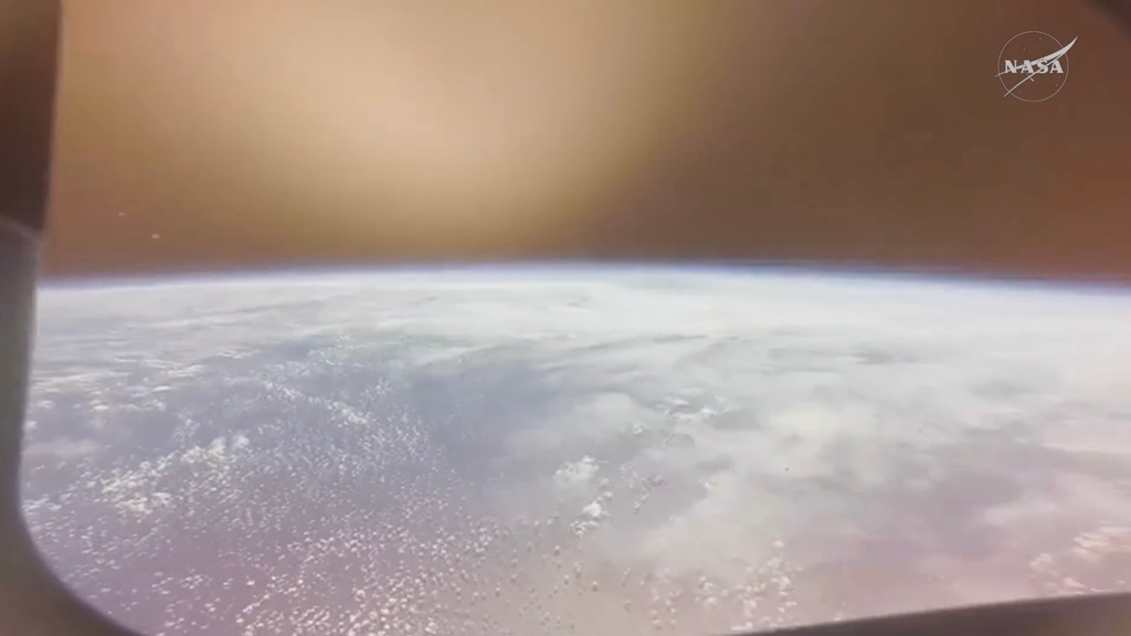 Trong hành trình kéo dài 10 ngày, phi hành đoàn đã bay xa Trái đất khoảng 406.771km so với Trái đất, vượt qua kỷ lục từng được thiết lập bởi sứ mệnh Apollo 13.