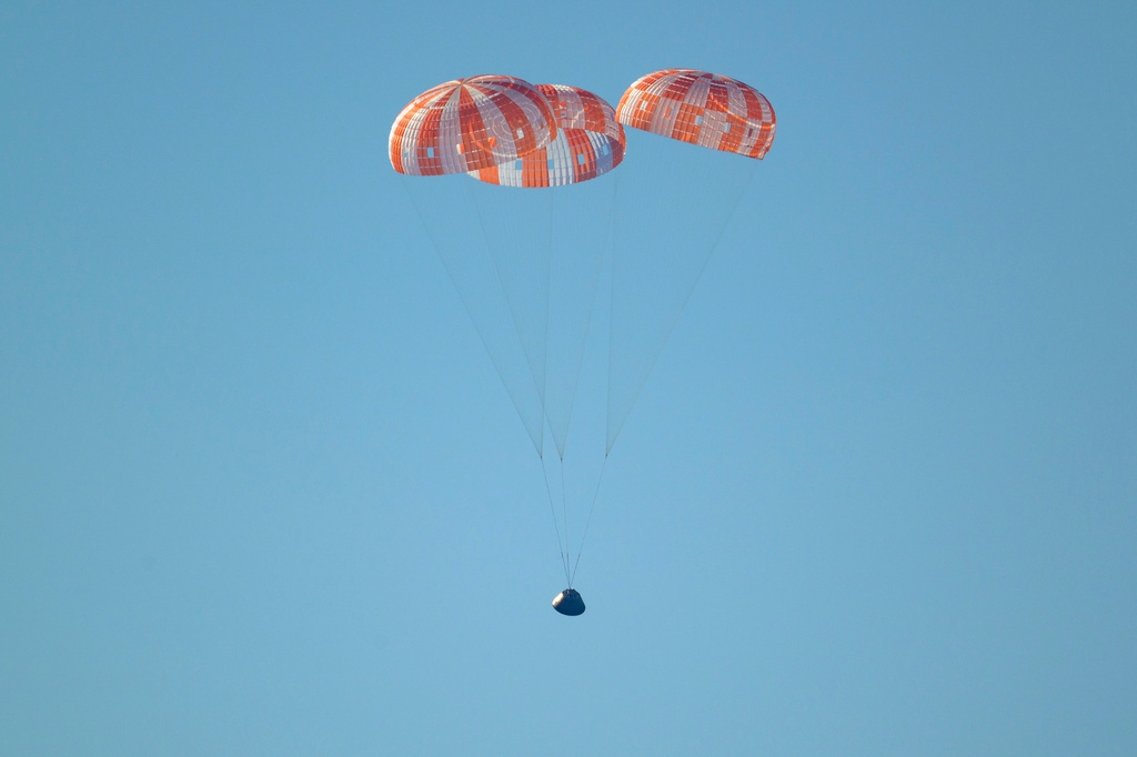 Theo Cơ quan Hàng không Vũ trụ Mỹ (NASA), khoang tàu đã đáp xuống biển ngoài khơi thành phố San Diego vào khoảng 7h sáng nay 11/4 (giờ Việt Nam) và toàn bộ phi hành đoàn được xác nhận an toàn. 
