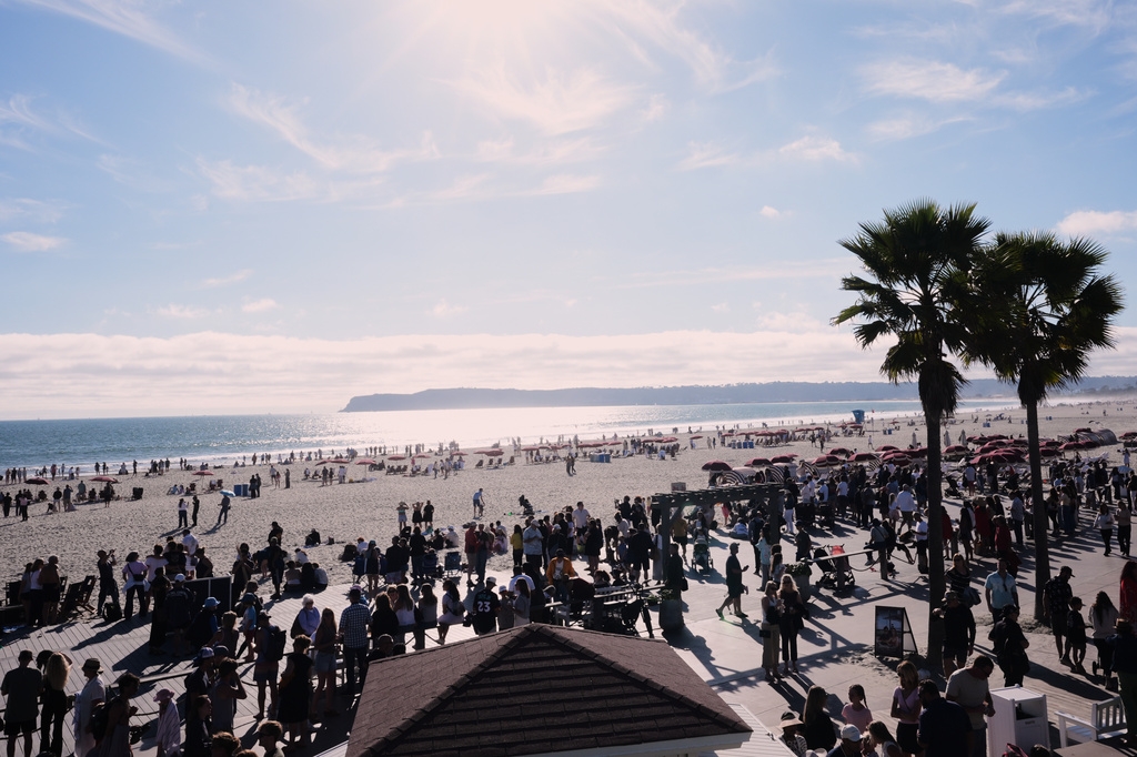 Sáng 11/4 (theo giờ Việt Nam), dọc bãi biển Coronado, bang California, hàng trăm người dân Mỹ đã kiên nhẫn chờ đợi khoảnh khắc lịch sử, khi phi hành đoàn sứ mệnh Artemis II trở về sau chuyến bay vòng quanh Mặt Trăng đầu tiên của nhân loại trong hơn nửa thế kỷ.