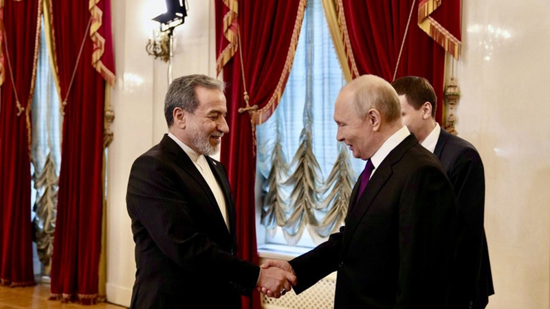Ngoại trưởng Iran Abbas Araghchi (trái) gặp Tổng thống Nga Vladimir Putin (phải) tại St. Petersburg, Nga ngày 27/4/2026. Ảnh: Bộ Ngoại giao Iran