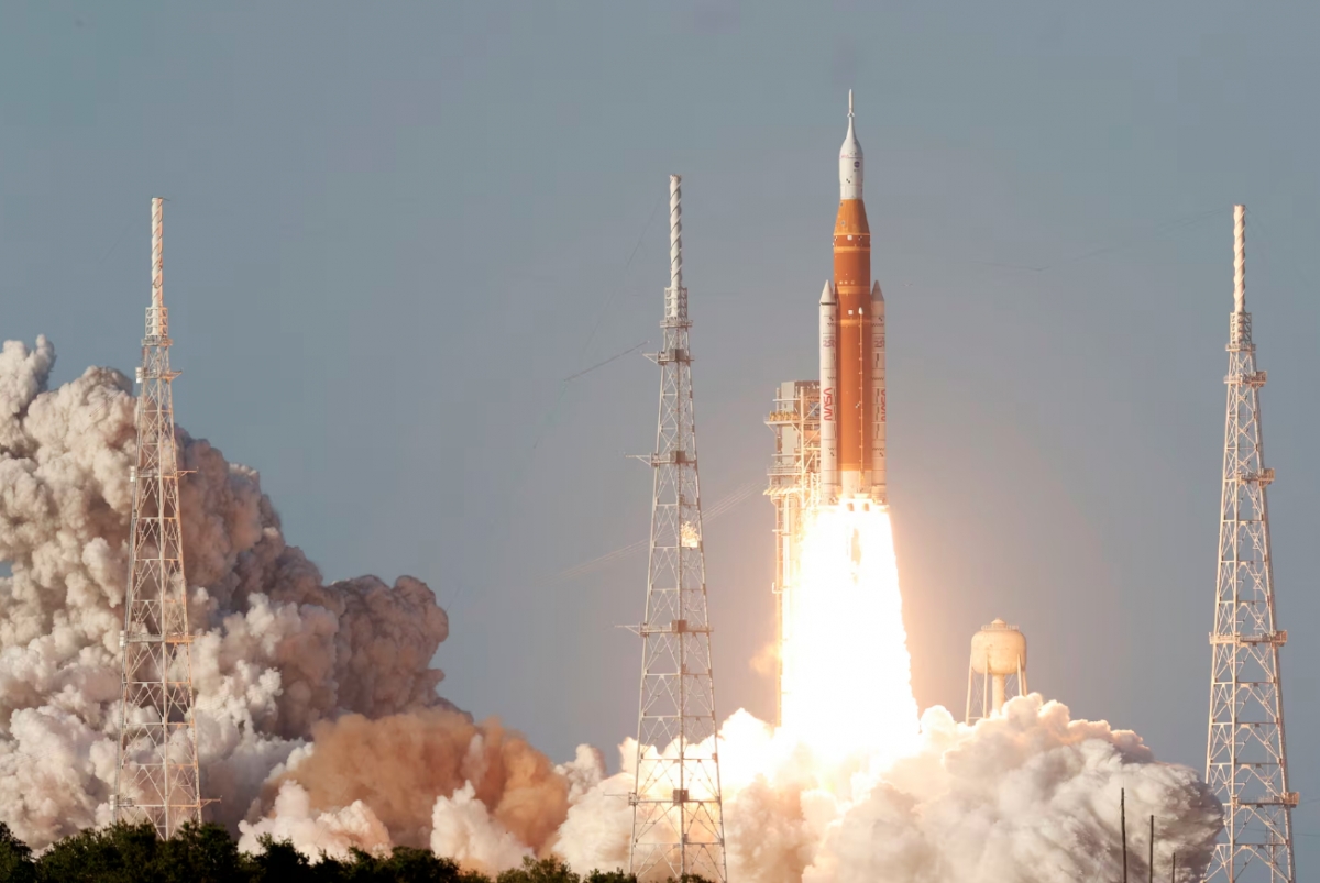 Tàu vũ trụ thuộc sứ mệnh Artemis II bay vào không gian. Ảnh: Reuters