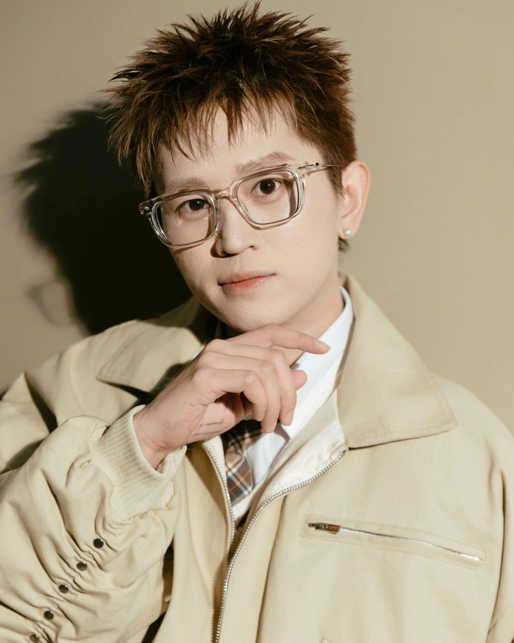 Rapper B Ray đối mặt làn sóng đả kích dữ dội khi rap nhắc đến ca sĩ Amee và các 'em xinh' với thái độ cợt nhả, thiếu tôn trọng.