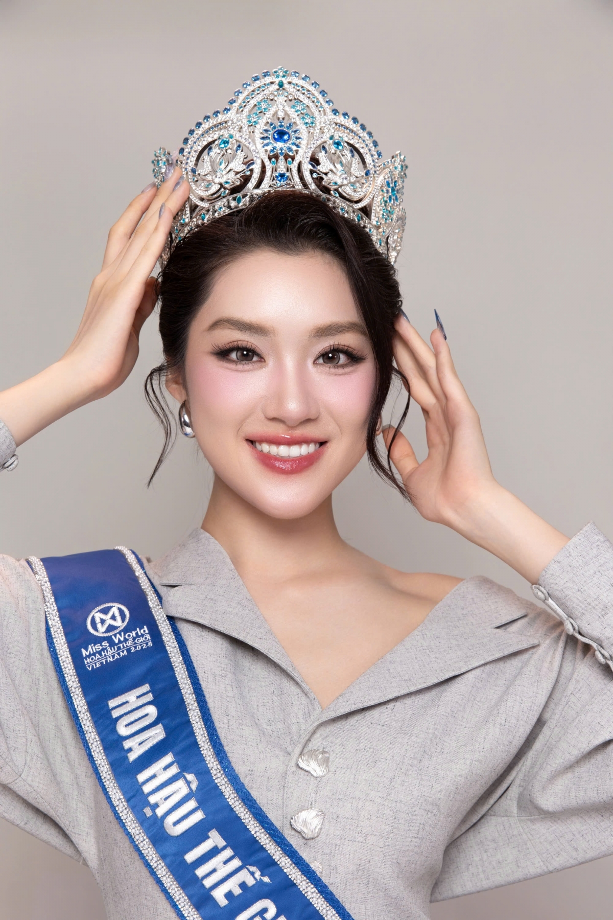 Miss World Vietnam 2025 Phương Oanh chia sẻ về gu bạn trai: Hiếu thảo, quan tâm gia đình và một chút hài hước để bù lại sự “hạt nhài” của cô.