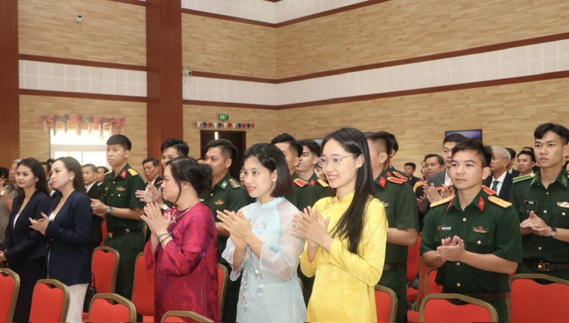 Cộng đồng người Việt Nam tại Campuchia chào đón đồng chí Trần Cẩm Tú và Đoàn đại biểu cấp cao nước ta.