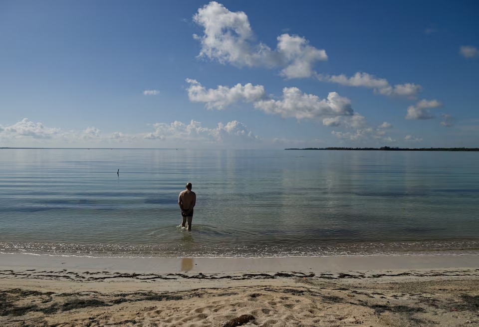 Các điểm du lịch Cuba vắng khách do thiếu điện, nhiên liệu. Ảnh: Reuters