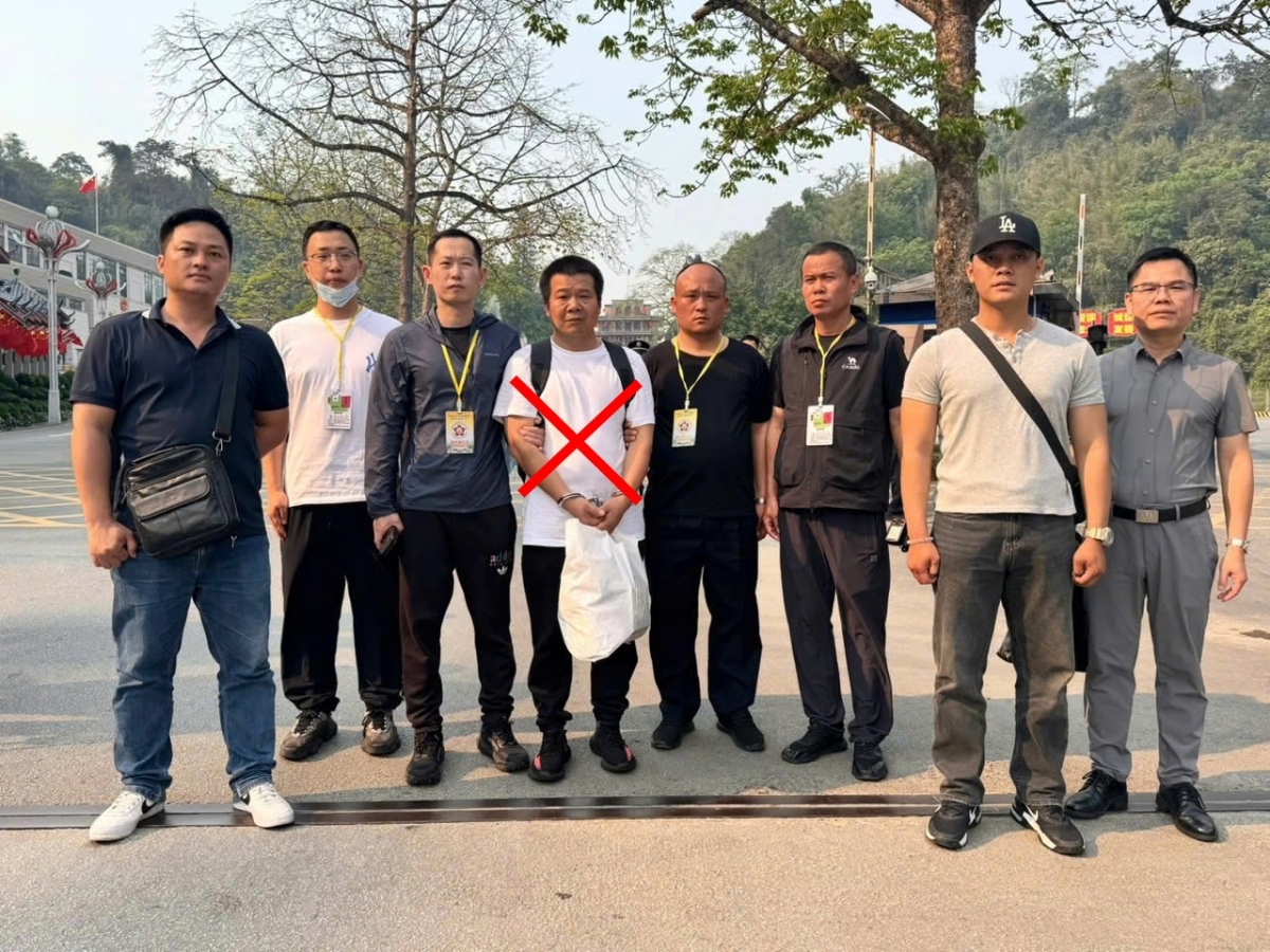 Bàn giao đối tượng truy nã (đánh dấu x) cho lực lượng chức năng Trung Quốc tại Cửa khẩu quốc tế Hữu Nghị, tỉnh Lạng Sơn.