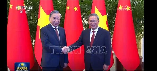 CCTV đưa tin về cuộc hội kiến giữa Tổng Bí thư, Chủ tịch nước Tô Lâm và Thủ tướng Trung Quốc Lý Cường. Ảnh: TTXVN phát