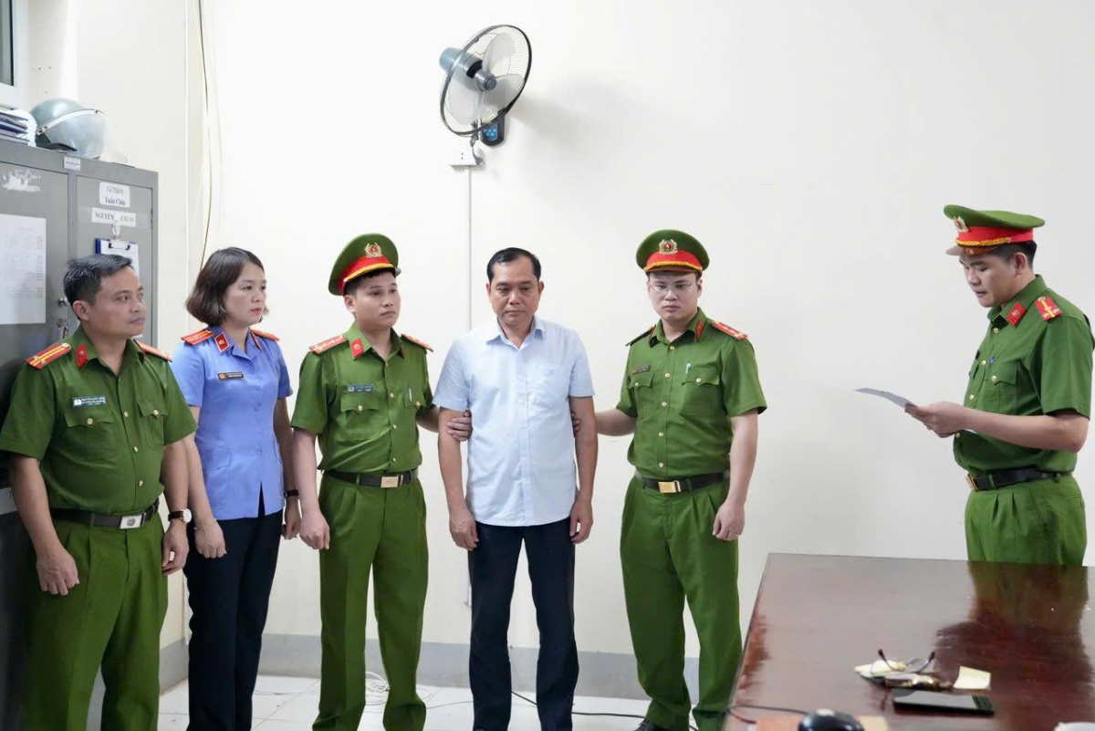 Ông Hoàng Trọng Lợi (áo trắng)