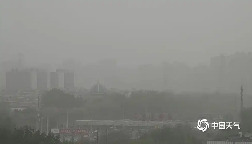 Bầu trời Bắc Kinh ngày 19/4. Ảnh: Mạng Thời tiết Trung Quốc