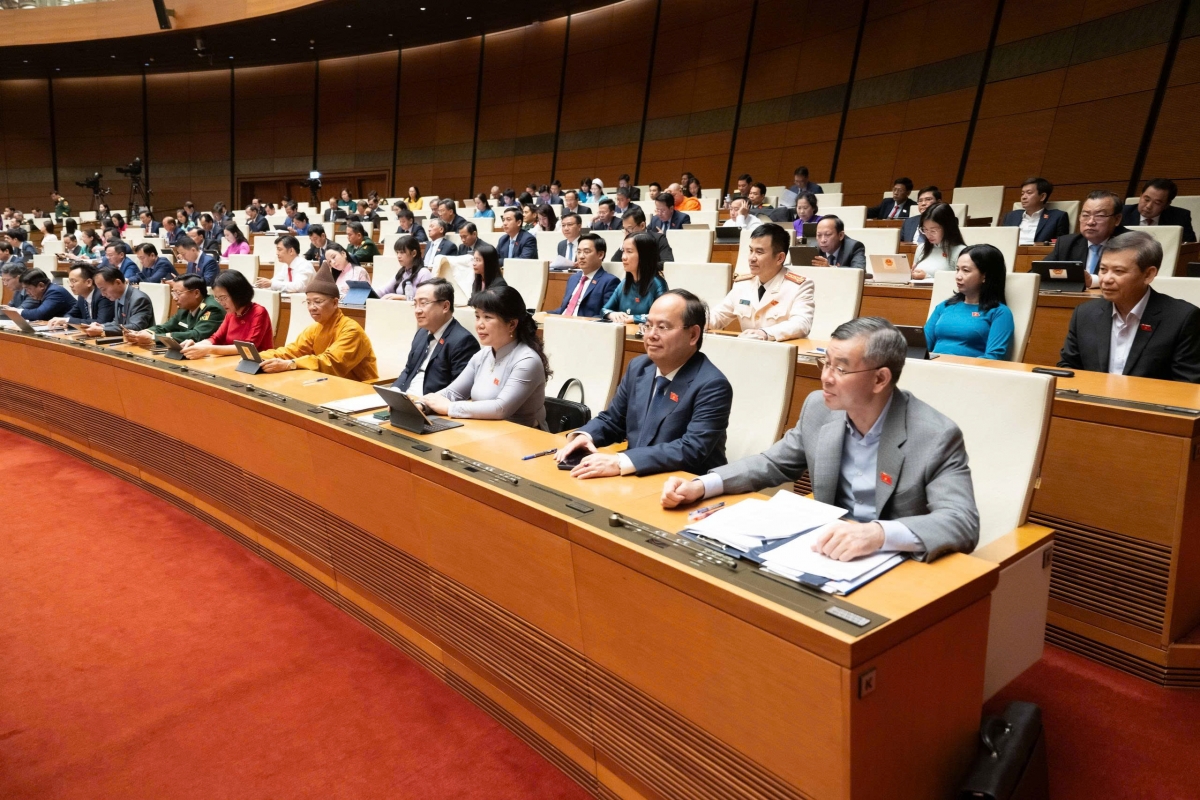 Sau đó, các ĐBQH bấm nút biểu quyết thông qua Nghị quyết về việc bầu giữ chức vụ Thủ tướng Chính phủ đối với ông Lê Minh Hưng.