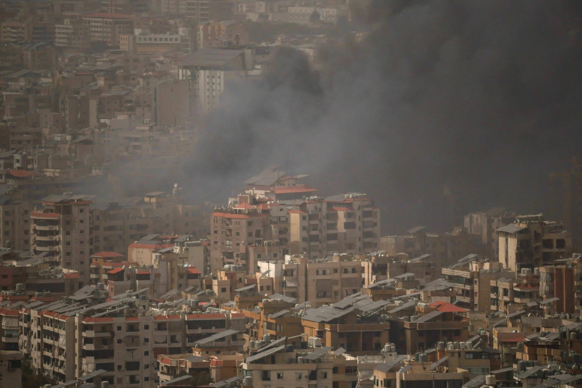 Khói bốc lên từ vùng ngoại ô phía nam Beirut sau một cuộc tấn công của Israel. Ảnh Reuters