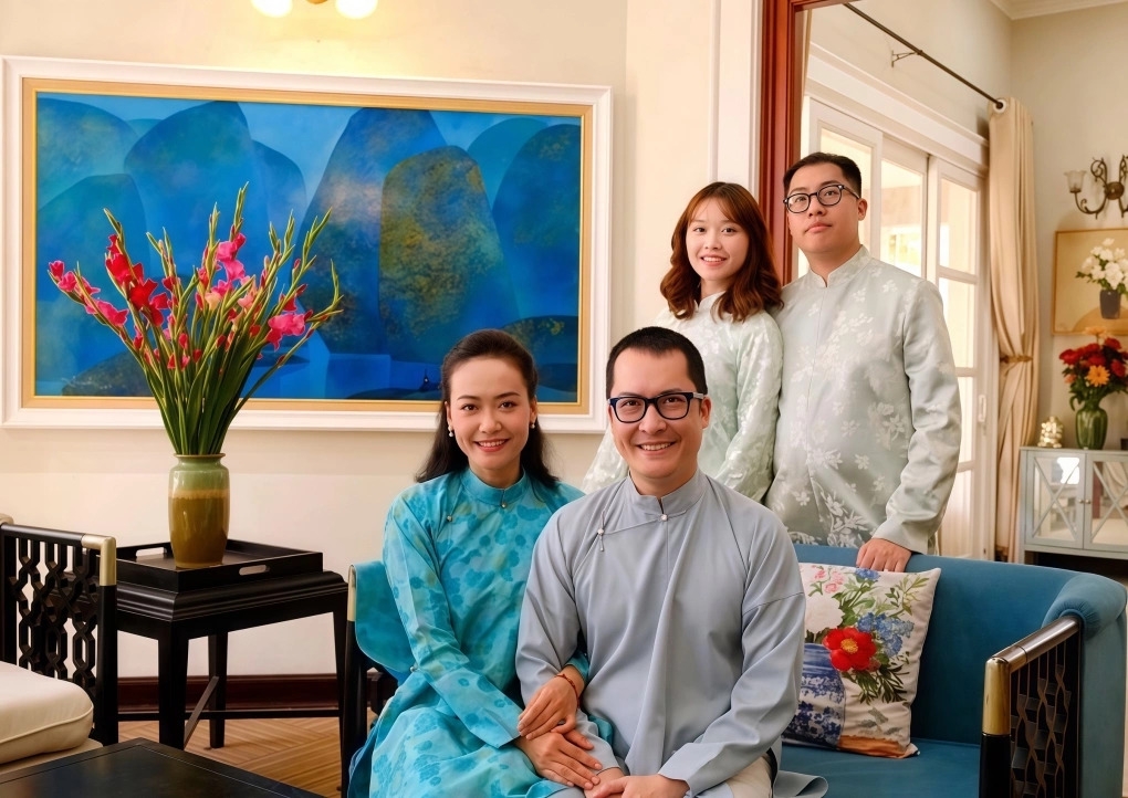 Hồng Ánh và ông xã, doanh nhân kiêm nhà phê bình Nguyễn Thanh Sơn, giữ sự giản dị nhưng ấm áp trong đời sống vợ chồng suốt 17 năm qua. Ở tuổi 48, diễn viên cho biết việc cân bằng giữa sự nghiệp và gia đình không còn quá khó khăn.