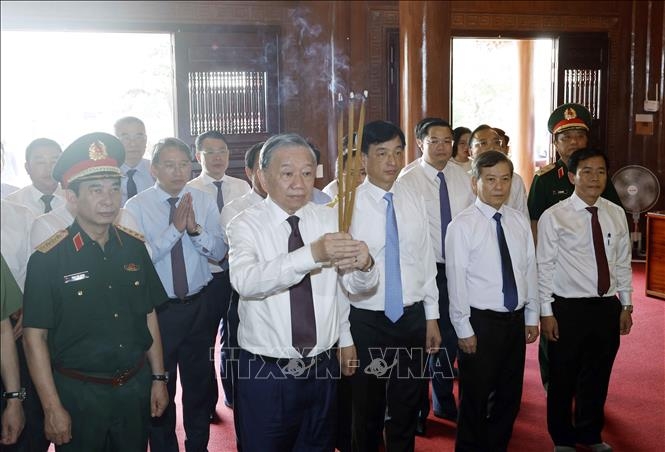 Tổng Bí thư, Chủ tịch nước Tô Lâm dâng hương tại đền thờ trong Khu di tích Quốc gia đặc biệt Bến phà Gianh. Ảnh: Thống Nhất/TTXVN