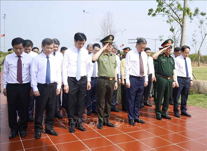 Tổng Bí thư, Chủ tịch nước Tô Lâm cùng các đại biểu tưởng niệm tại Khu di tích Quốc gia đặc biệt Bến phà Gianh. Ảnh: Thống Nhất/TTXVN