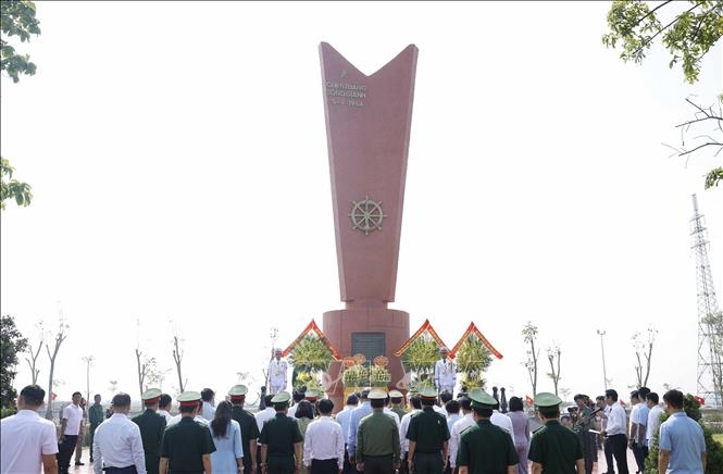 Các đại biểu dâng hoa, dâng hương tưởng niệm tại Khu di tích Quốc gia đặc biệt Bến phà Gianh, tỉnh Quảng Trị. Ảnh: Thống Nhất/TTXVN
