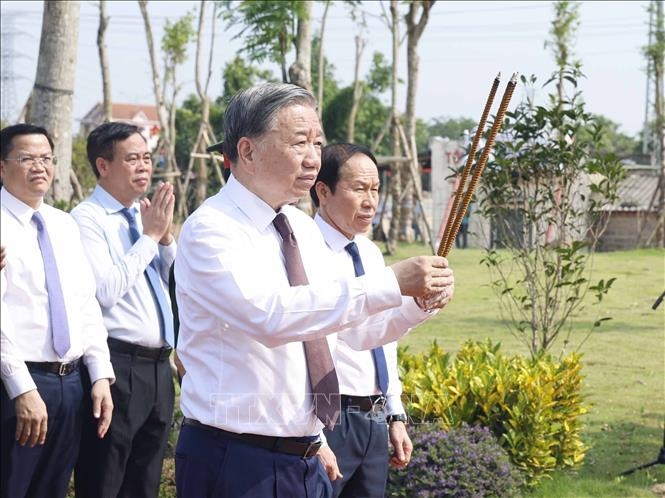 Tổng Bí thư, Chủ tịch nước Tô Lâm dâng hương tại Khu di tích Quốc gia đặc biệt Bến phà Gianh. Ảnh: Thống Nhất/TTXVN
