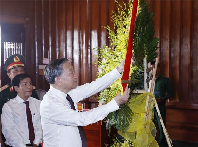 Tổng Bí thư, Chủ tịch nước Tô Lâm dâng hoa tại Khu di tích Quốc gia đặc biệt Bến phà Gianh. Ảnh: Thống Nhất/TTXVN