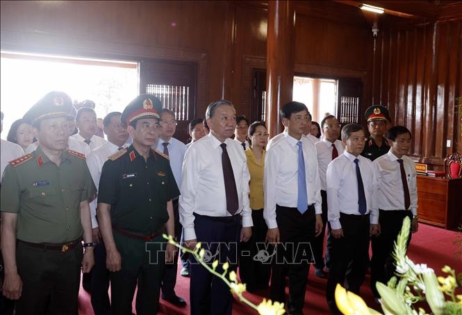 Tổng Bí thư, Chủ tịch nước Tô Lâm cùng các đại biểu tưởng niệm tại đền thờ trong Khu di tích Quốc gia đặc biệt Bến phà Gianh. Ảnh: Thống Nhất/TTXVN
