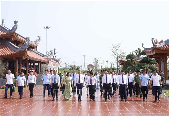 Tổng Bí thư, Chủ tịch nước Tô Lâm cùng các đại biểu tại Khu di tích Quốc gia đặc biệt Bến phà Gianh, tỉnh Quảng Trị. Ảnh: Thống Nhất/TTXVN