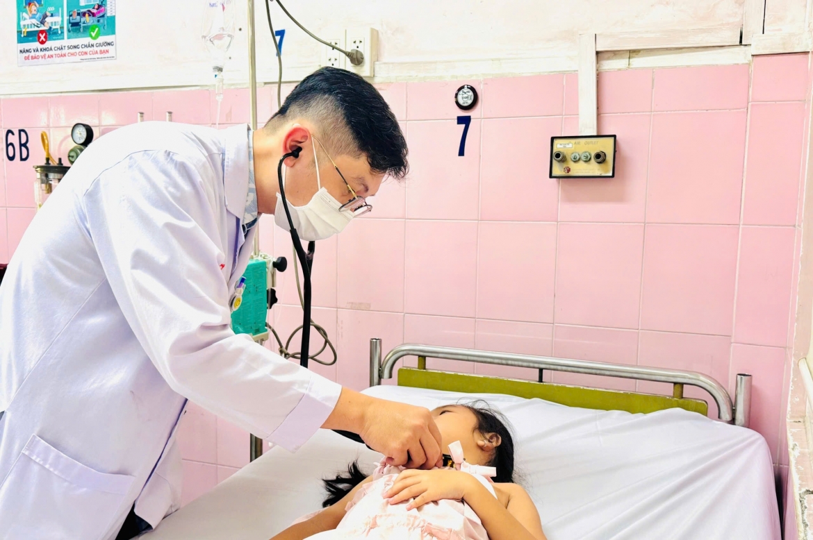 Bệnh nhi ngộ độc được điều trị tại bệnh viện (ảnh: Bệnh viện Nhân dân Gia Định cung cấp)