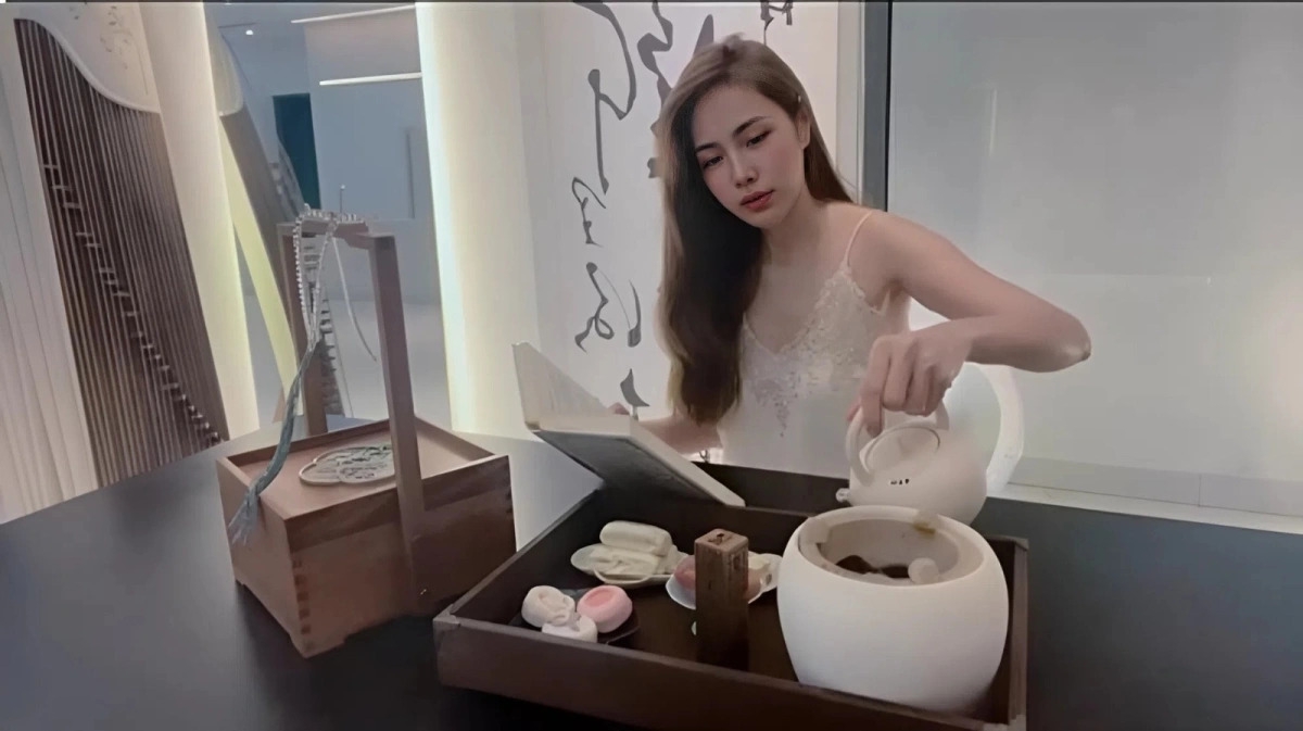 Sao Việt 21/4: Ca sĩ Thủy Tiên - bà xã cựu cầu thủ Công Vinh - đăng video ghi lại các hoạt động đời thường như pha trà, làm bánh và thư giãn trong không gian sống, sau khoảng một tháng không cập nhật hình ảnh cá nhân. Theo ca sĩ, biệt thự ba tầng rộng 300 m2 - nơi vợ chồng cô sinh sống - được xây dựng, nâng cấp trên nền căn nhà cũ.