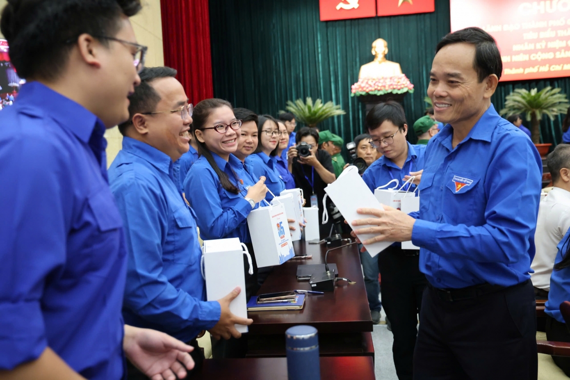 Bí thư Thành ủy TP.HCM Trần Lưu Quang tặng quà cho các cán bộ Đoàn - Hội - Đội 