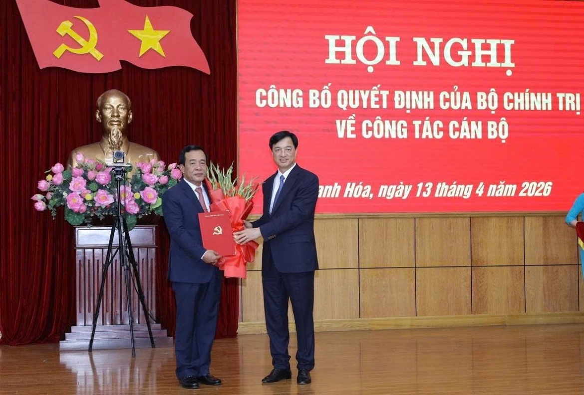 Trưởng ban Tổ chức Trung ương Nguyễn Duy Ngọc trao quyết định của Bộ Chính trị cho Thượng tướng Lê Đức Thái. (Ảnh: Báo Thanh Hóa)