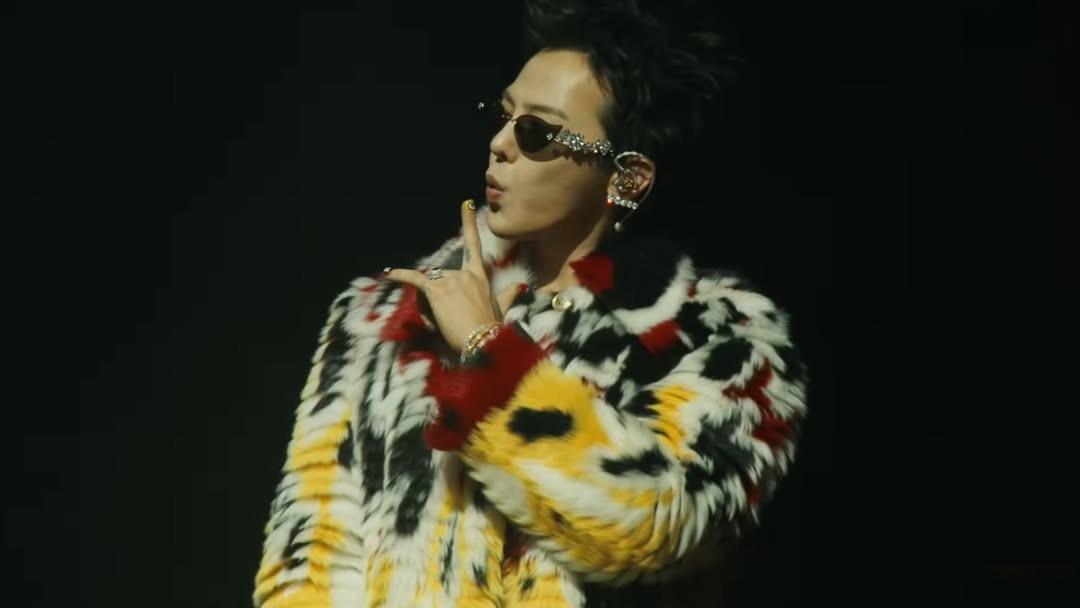 G-Dragon gây bùng nổ với visual ấn tượng và phong thái “thủ lĩnh” đặc trưng.