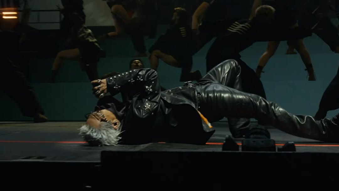 Taeyang khuấy động sân khấu bằng loạt động tác vũ đạo mạnh mẽ và giàu năng lượng.