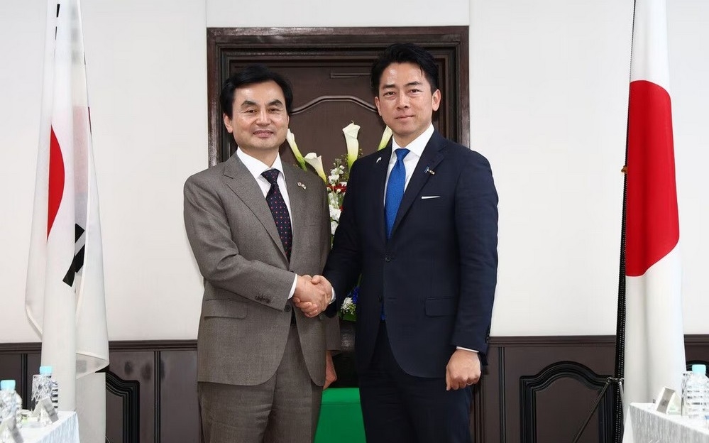 Bộ trưởng Quốc phòng Hàn Quốc Ahn Gyu-back (trái) và Bộ trưởng Quốc phòng Nhật Bản Koizumi Shinjiro. Ảnh Jiji Press.