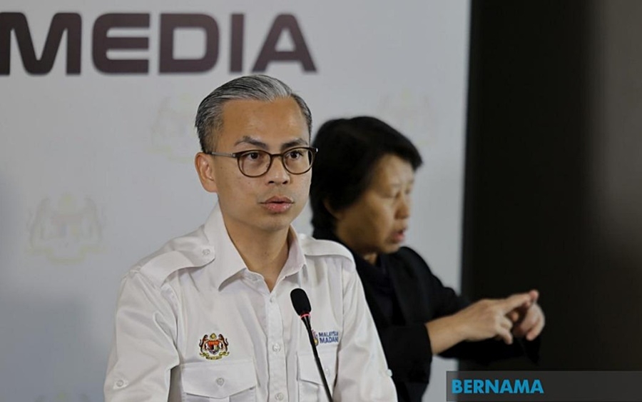 Bộ trưởng Truyền thông kiêm Người Phát ngôn Chính phủ Malaysia Datuk Fahmi Fadzil trong buổi họp báo hôm 8/4. Ảnh: Bernama.