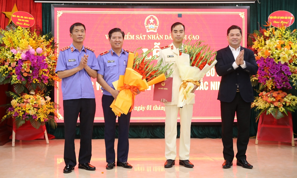 Bí thư Tỉnh ủy Bắc Ninh Nguyễn Hồng Thái và Phó Viện trưởng Viện Kiểm sát nhân dân tối cao Nguyễn Duy Giảng tặng hoa chúc mừng đồng chí Phạm Hải Anh (áo trắng) và Đoàn Anh Phương