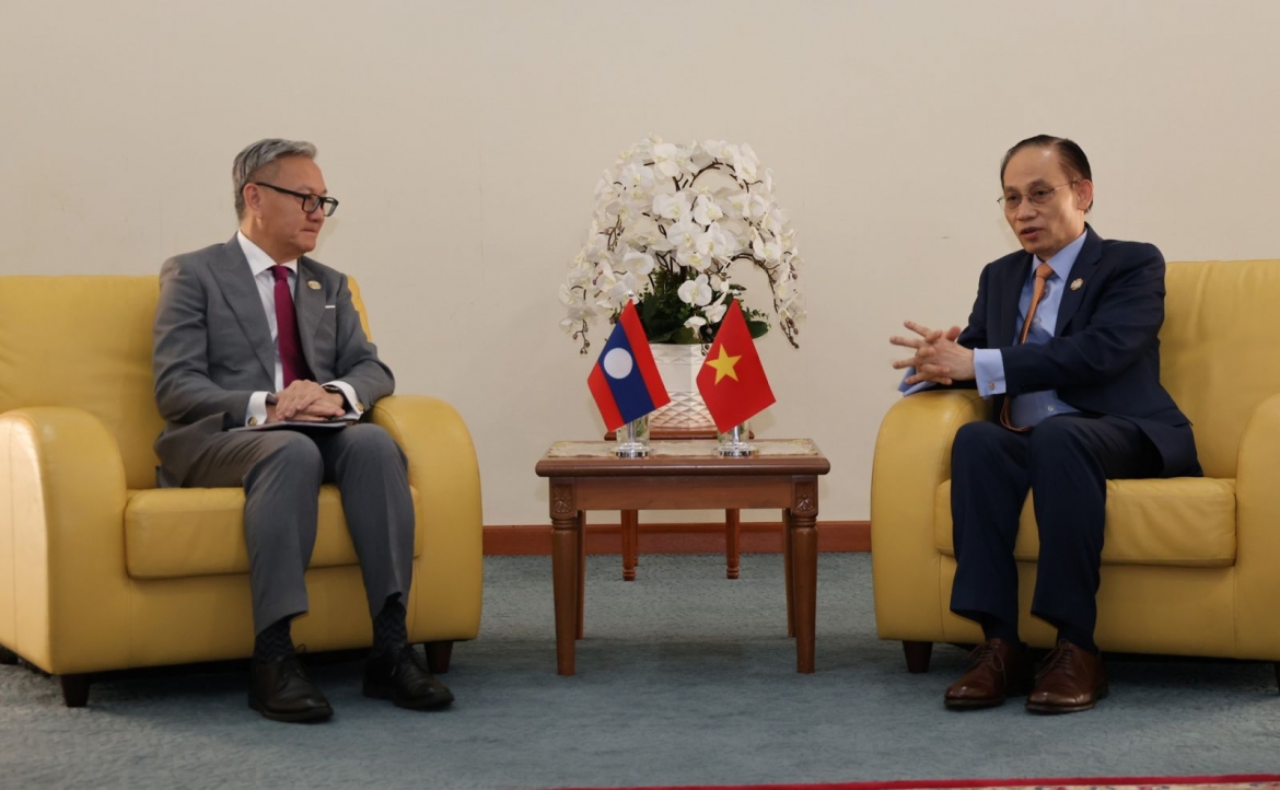 Bộ trưởng Ngoại giao Lê Hoài Trung gặp Phó Thủ tướng - Bộ trưởng Ngoại giao Lào Thongsavan Phomvihane. (Ảnh: TTXVN)