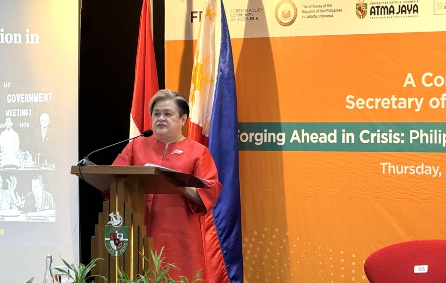 Bộ trưởng Ngoại giao Philippines Theresa P. Lazaro phát biểu tại một Diễn đàn ở Jakarta (23/4).Ảnh: VOV Jakarta