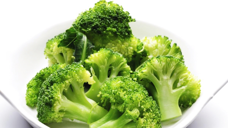 Để đảm bảo chất lượng bữa ăn, nên chọn mua bông cải có màu xanh đậm, bông chắc, không có dấu hiệu úa vàng