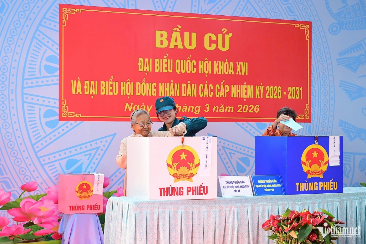 Cử tri TPHCM bỏ phiếu bầu cử sáng ngày 15/3. Ảnh: Nguyễn Huế