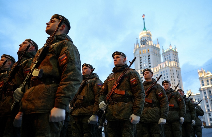 Các binh sỹ diễn tập cho lễ duyệt binh Ngày Chiến thắng tại Quảng trường Đỏ, Moscow. Ảnh: Reuters