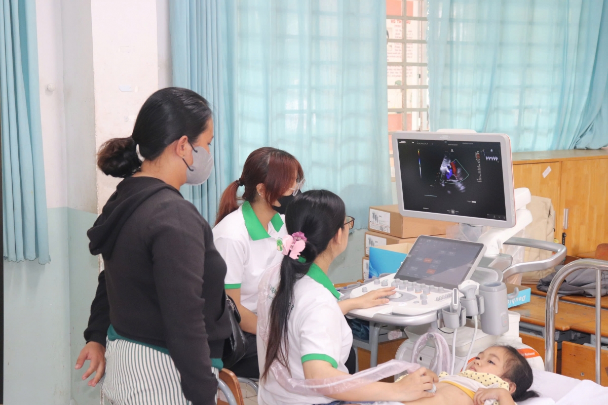 Bác sĩ Bệnh viện Nhi đồng 2 khám cho trẻ ở xã Phú Giáo (thuộc tỉnh Bình Dương cũ). Ảnh: BVCC