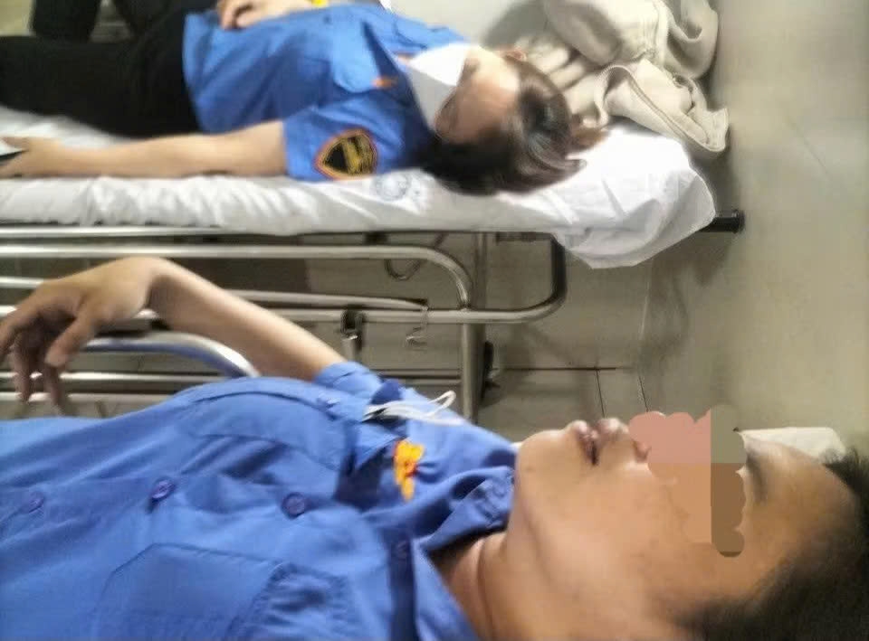 Hai nhân viên gác tàu nhập viện điều trị sau khi bị hành hung.