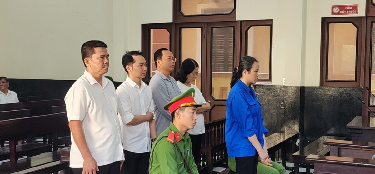 Các bị cáo nghe tuyên án.