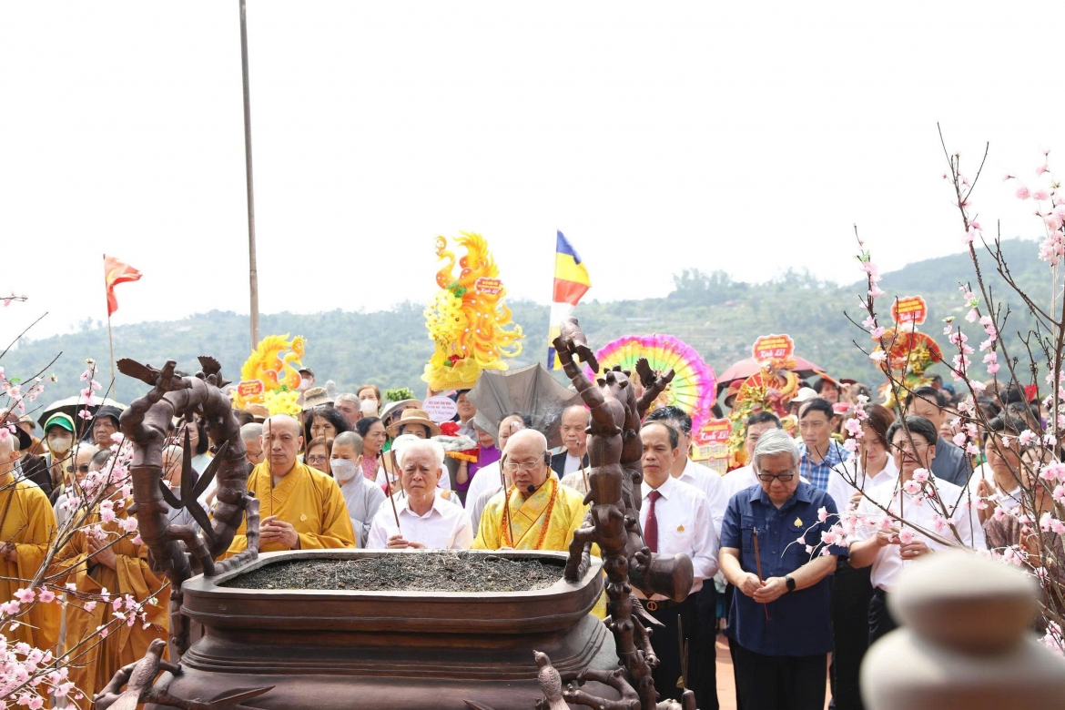 Các đại biểu dâng hương tại Đền thờ Vua Hùng và các Anh hùng dân tộc (khu di tích Chùa tháp Tường Long, Hải Phòng)